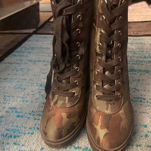 Steve Madden: camouflage ankle boots